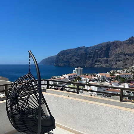 4 Bedroom 2 Bathroom Penthouse With Private Patio And Jacuzzi, Astonishing Views Of Gigantes Puerto de Santiago (Tenerife)